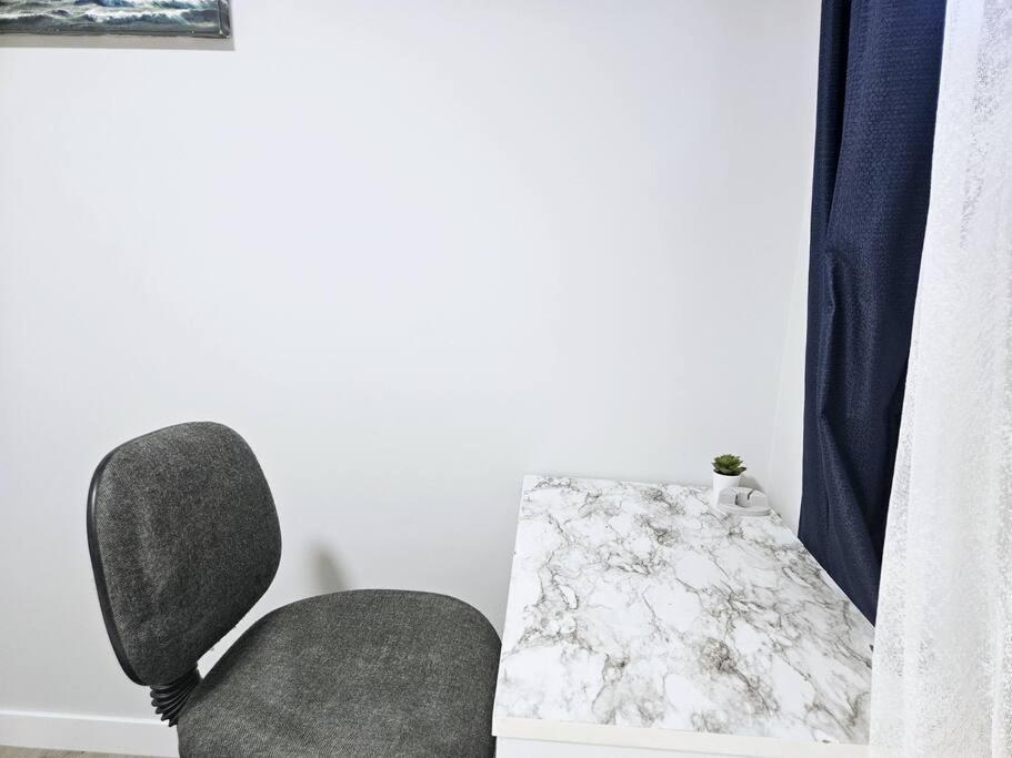 Cozy Suites In Calgary Area Balzac Экстерьер фото