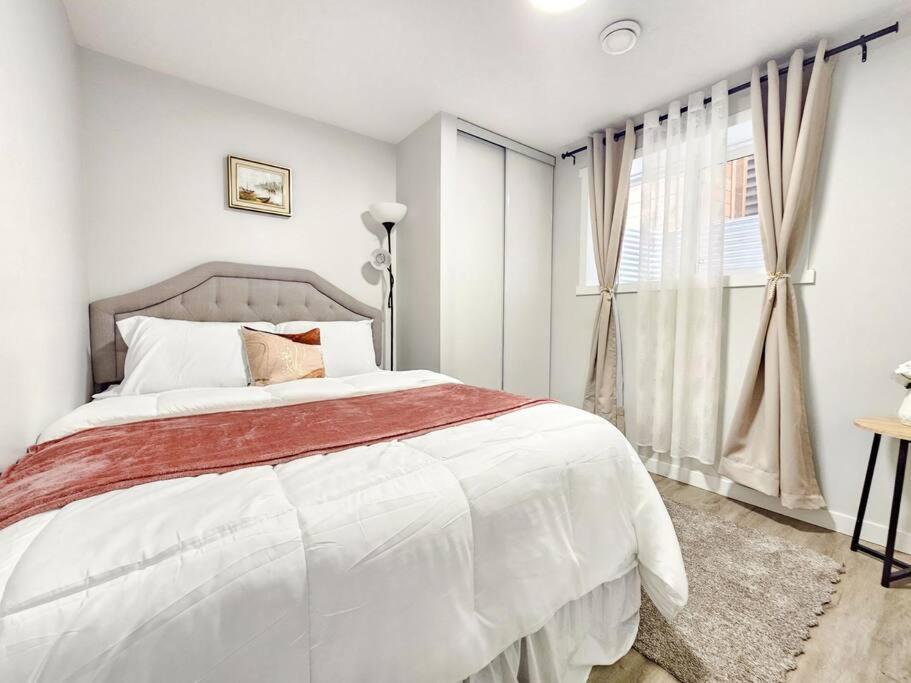 Cozy Suites In Calgary Area Balzac Экстерьер фото